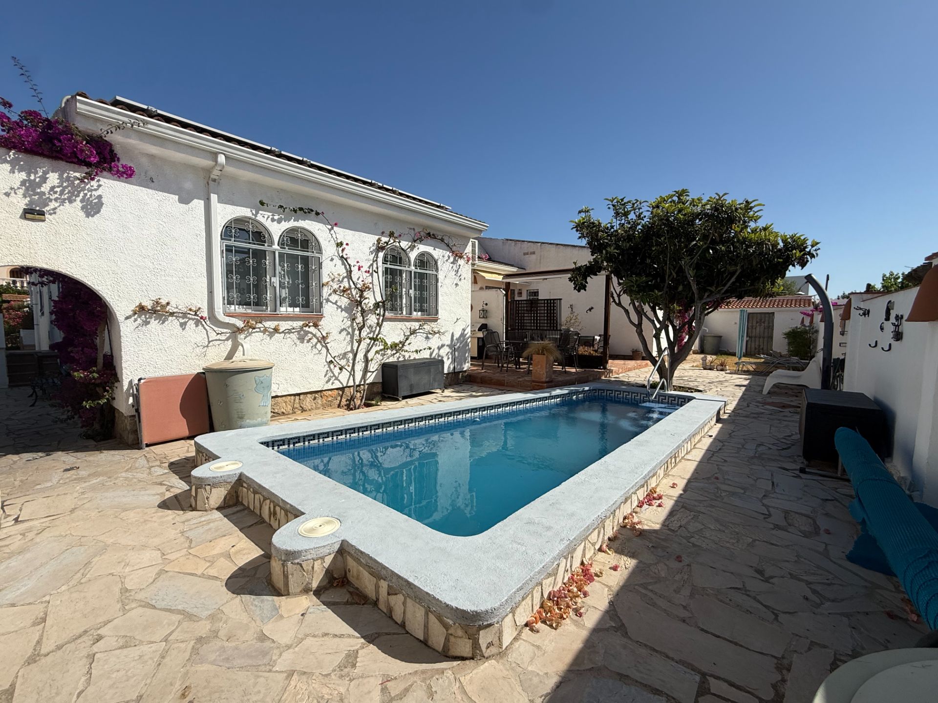 Chalet Independiente con Dos Viviendas - Oportunidad de Inversión en Zona de Playa - Image 47